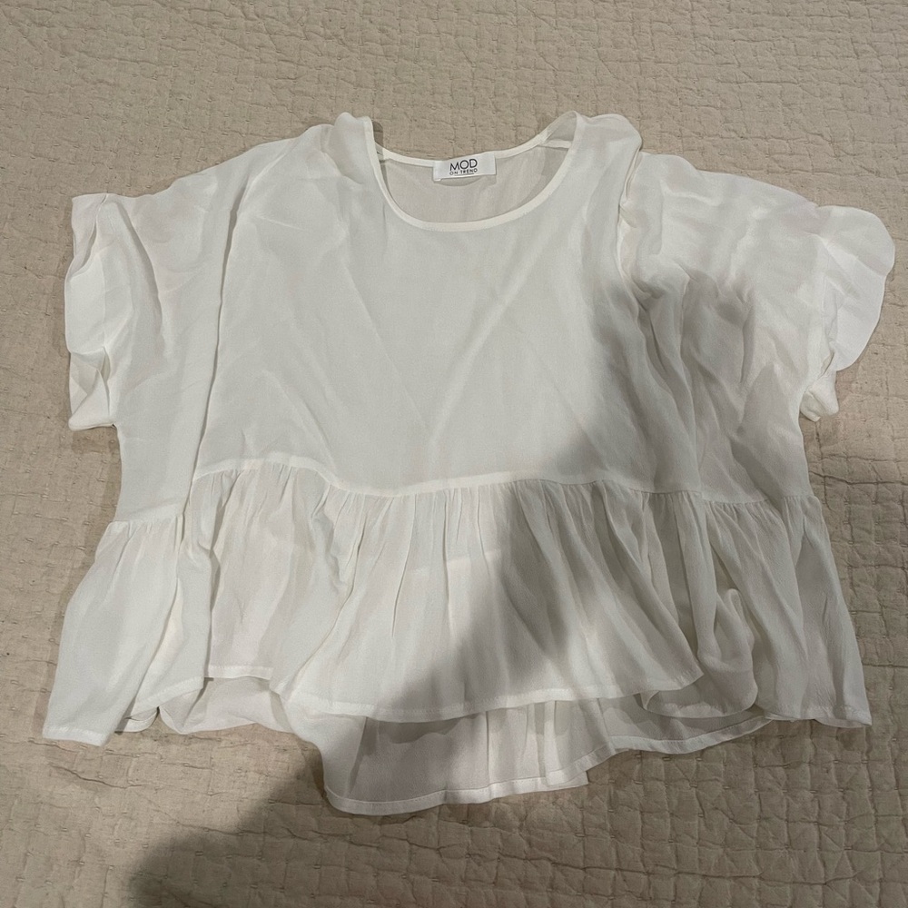 Women’s mod on trend white shirt
